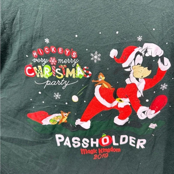⚡️Disney Mickey’s Very Merry Christmas Party 2019 Passholder Tee Green Size L - Picture 2 of 4